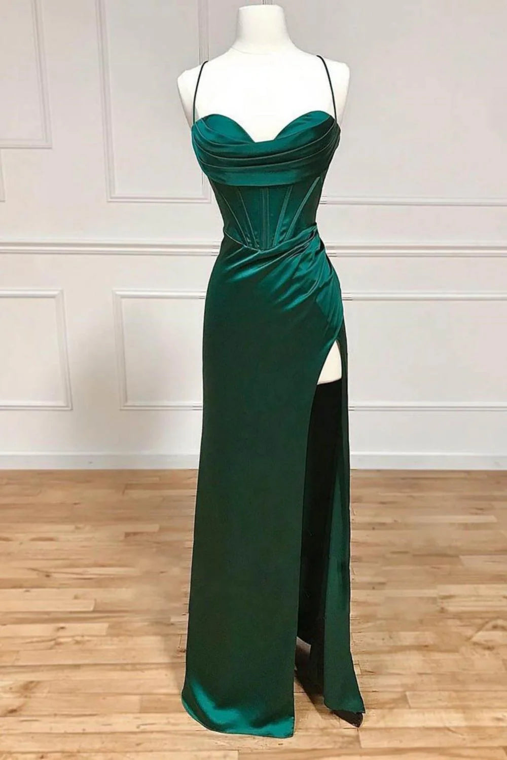 Vestido de fiesta largo con tirantes finos y encaje de sirena con abertura