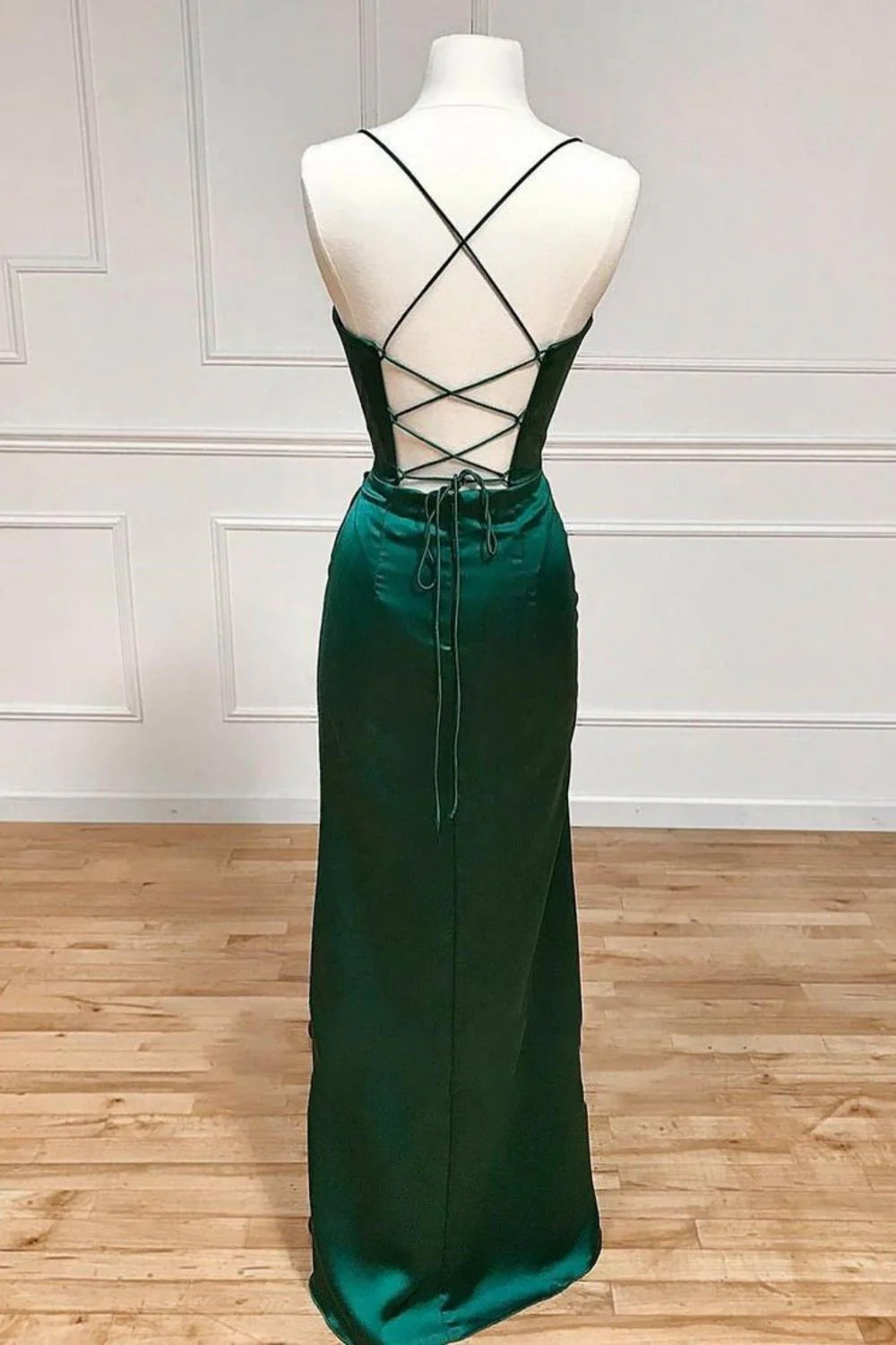 Vestido de fiesta largo con tirantes finos y encaje de sirena con abertura