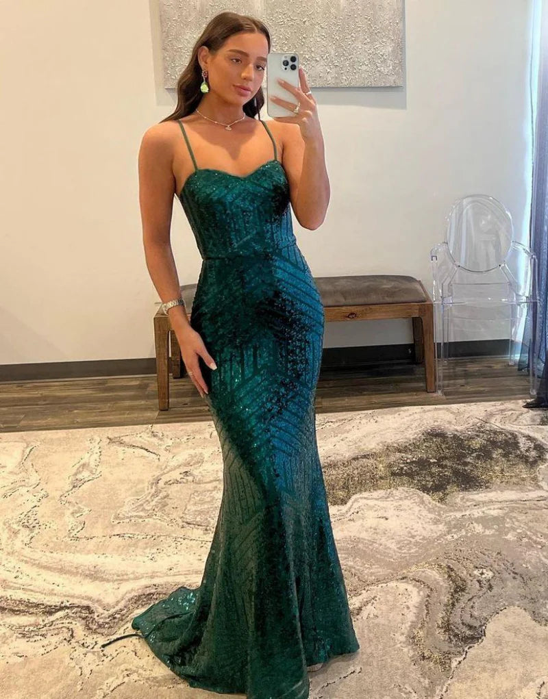 Vestido de fiesta de sirena con tirantes finos y lentejuelas
