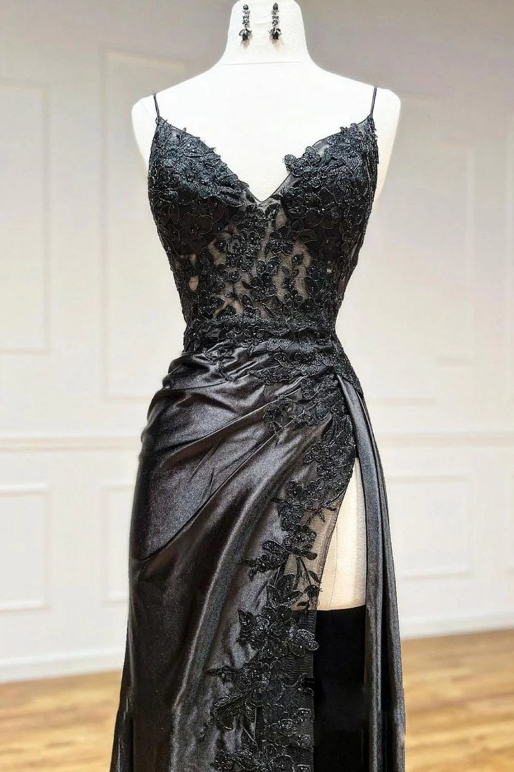 Vestido de fiesta largo de sirena con tirantes finos y cordones en la espalda