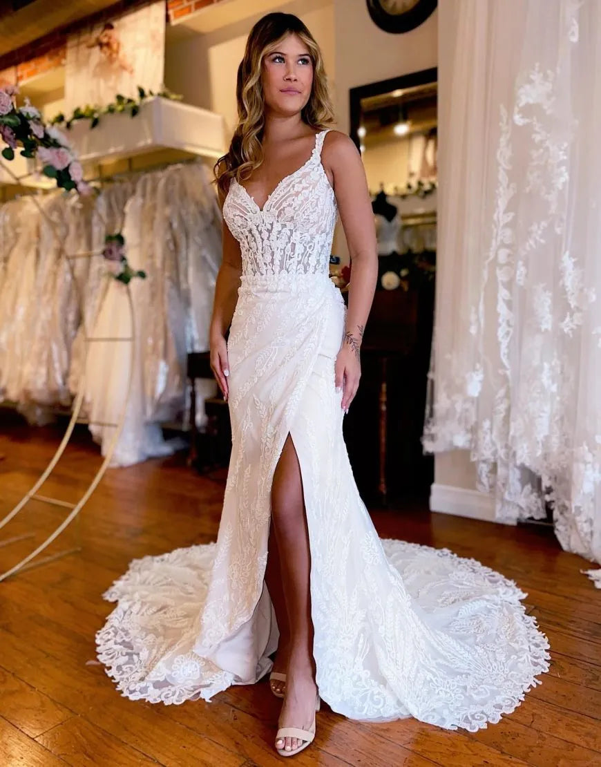 Vestido de novia sexy de sirena con tirantes y cola de corte en encaje y abertura 