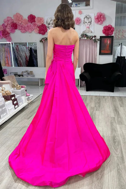 Trägerloses, gerüschtes Ballkleid mit Hofschleppe