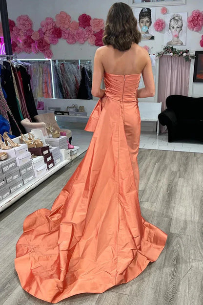 Trägerloses, gerüschtes Ballkleid mit Hofschleppe
