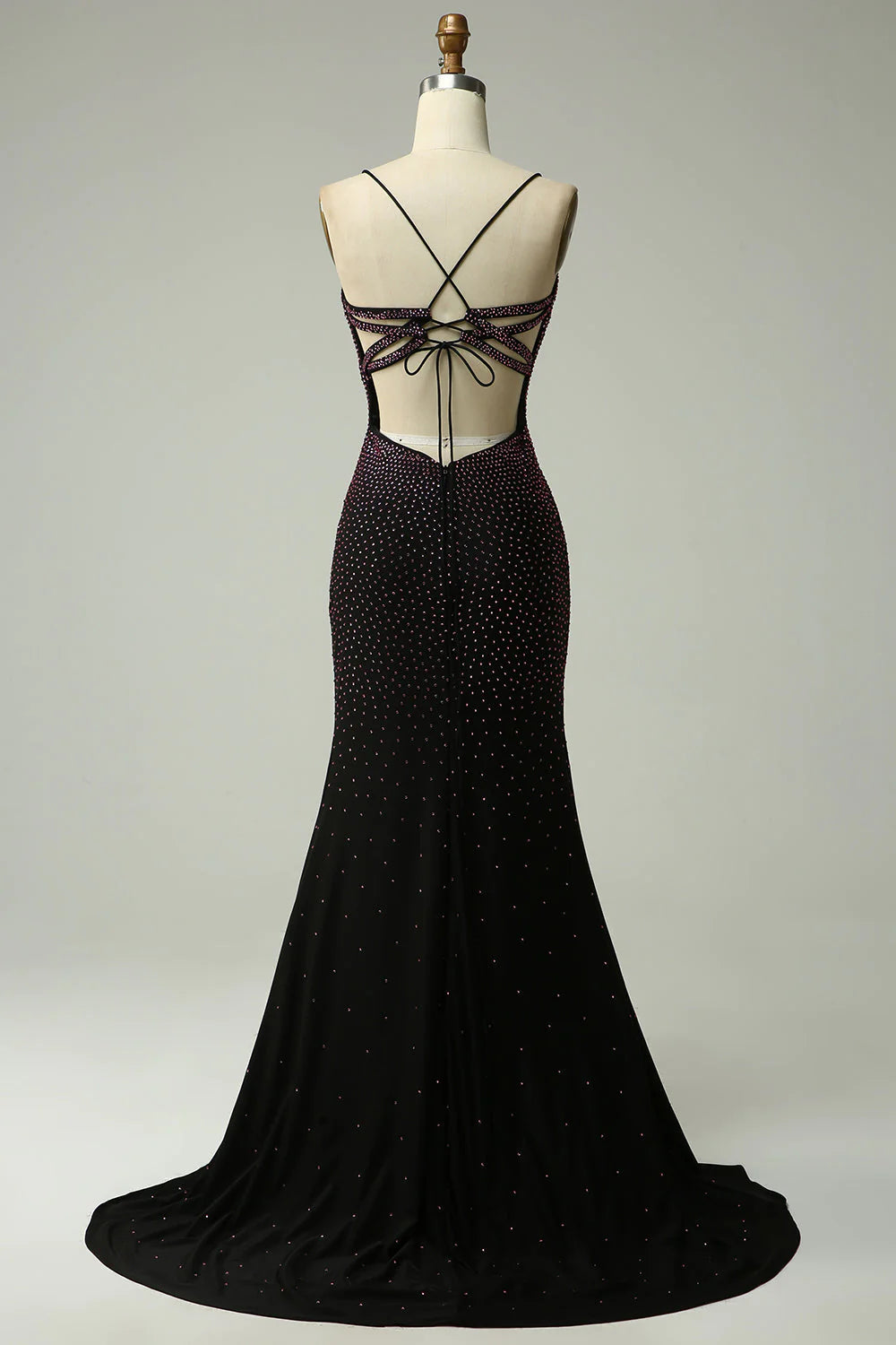 Vestido de fiesta de sirena con tirantes finos en morado oscuro y cuentas