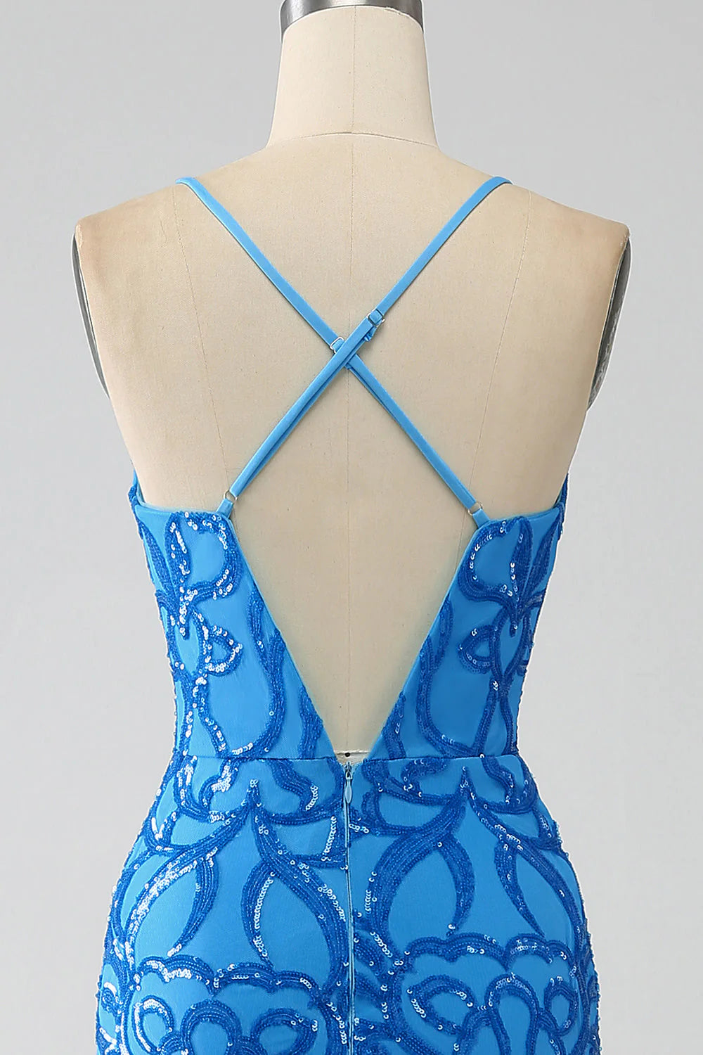 Vestido de fiesta largo de sirena azul con tirantes finos y lentejuelas