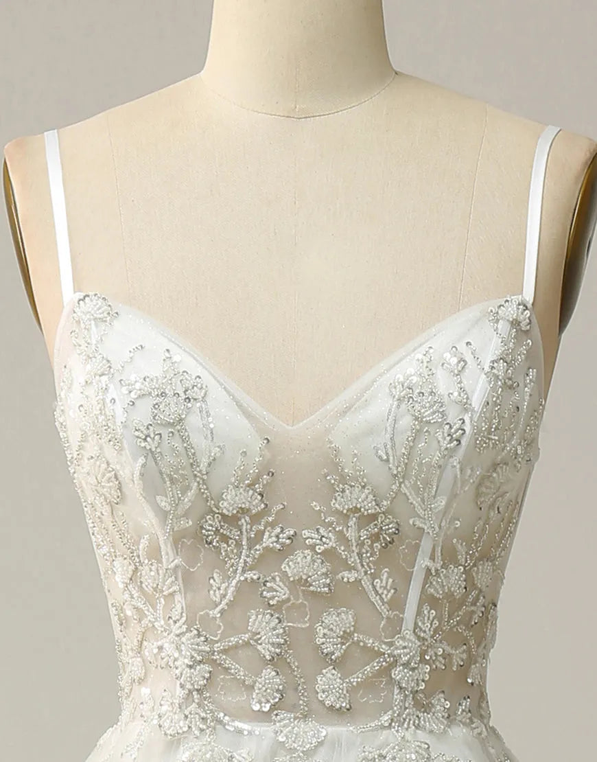 Vestido de fiesta largo con tirantes finos y cuentas en forma de A