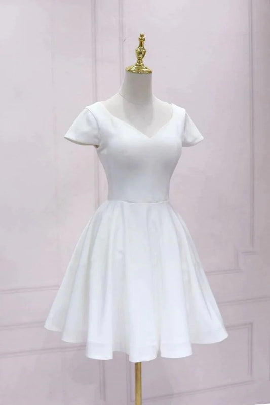 Vestido de fiesta blanco con mangas cortas y corte en A