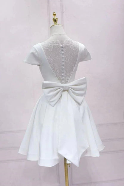 Vestido de fiesta blanco con mangas cortas y corte en A