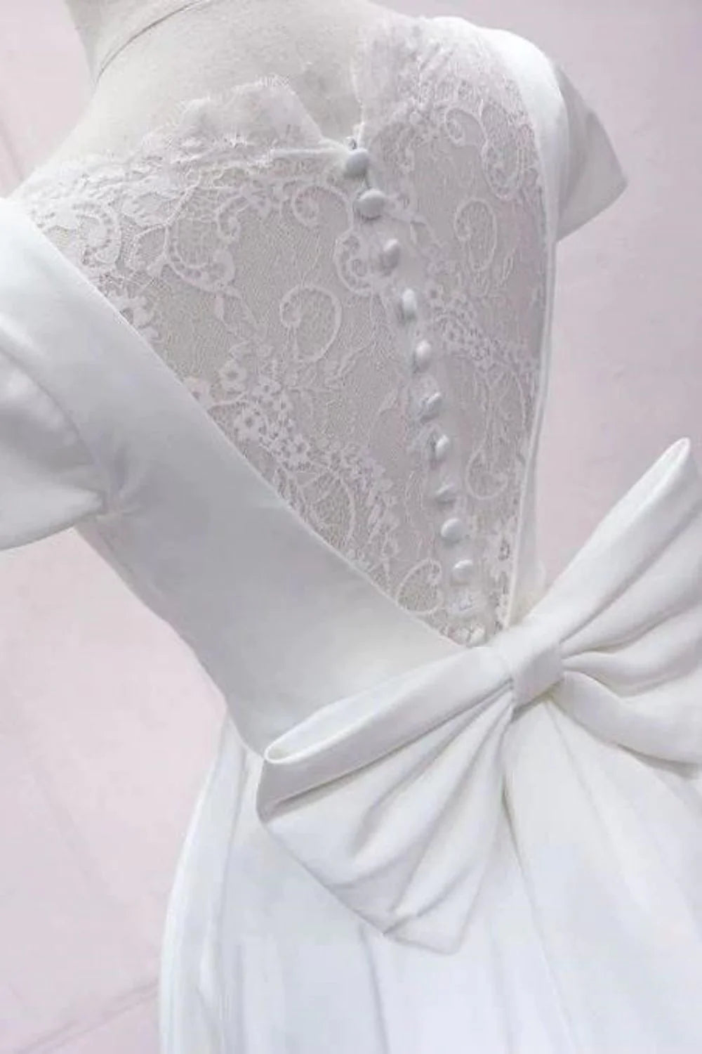 Vestido de fiesta blanco con mangas cortas y corte en A