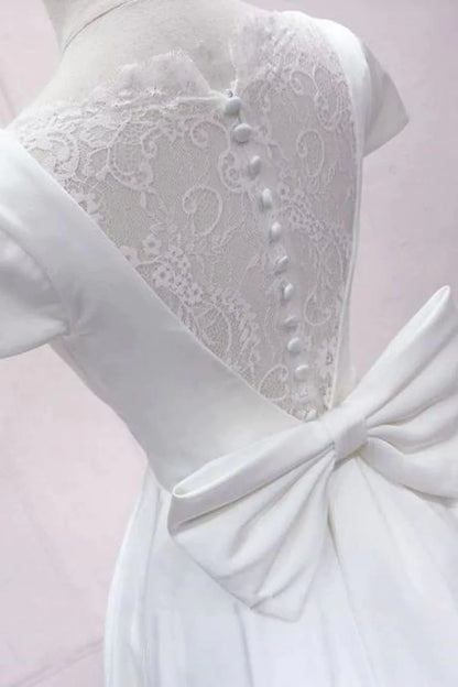 Vestido de fiesta blanco con mangas cortas y corte en A