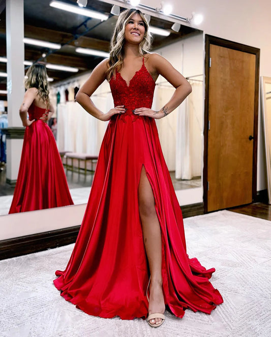 A-Linien-Ballkleid mit Spaghettiträgern und Korsettrücken und Schlitz