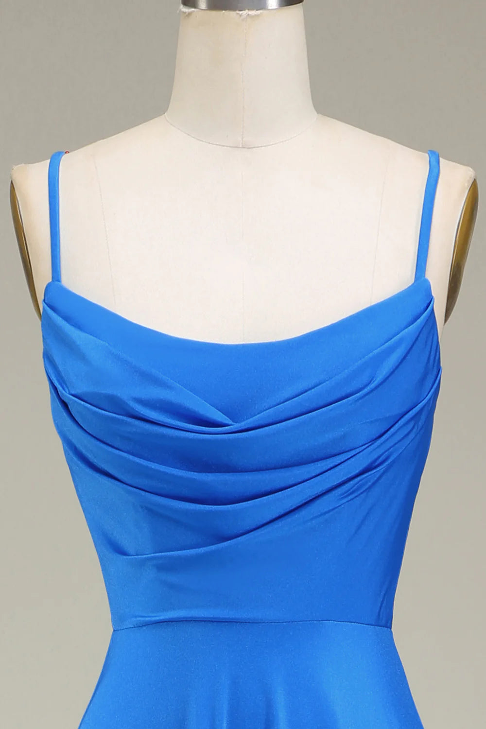 Vestido de fiesta de corte A con tirantes finos en color rosa intenso y plisado