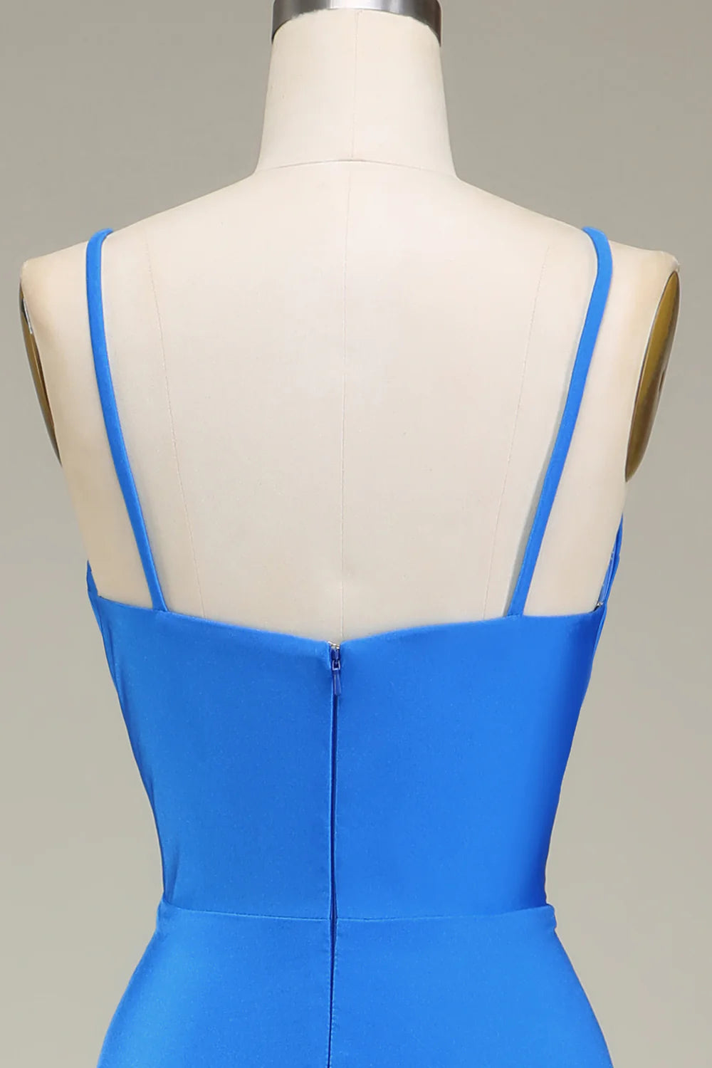 Vestido de fiesta de corte A con tirantes finos en color rosa intenso y plisado