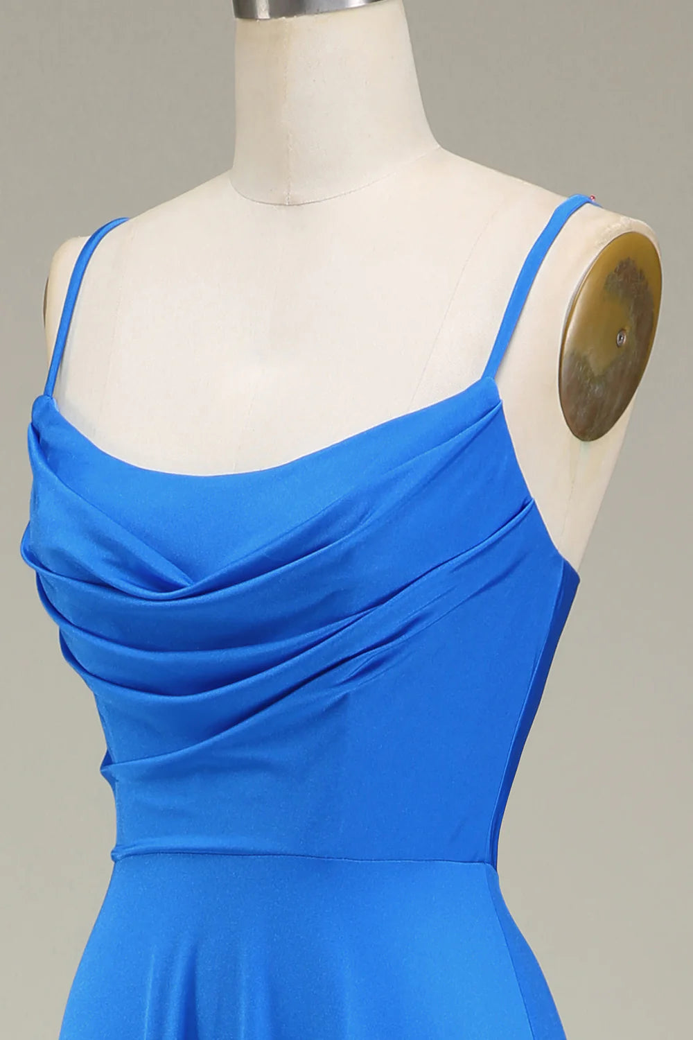 Vestido de fiesta de corte A con tirantes finos en color rosa intenso y plisado