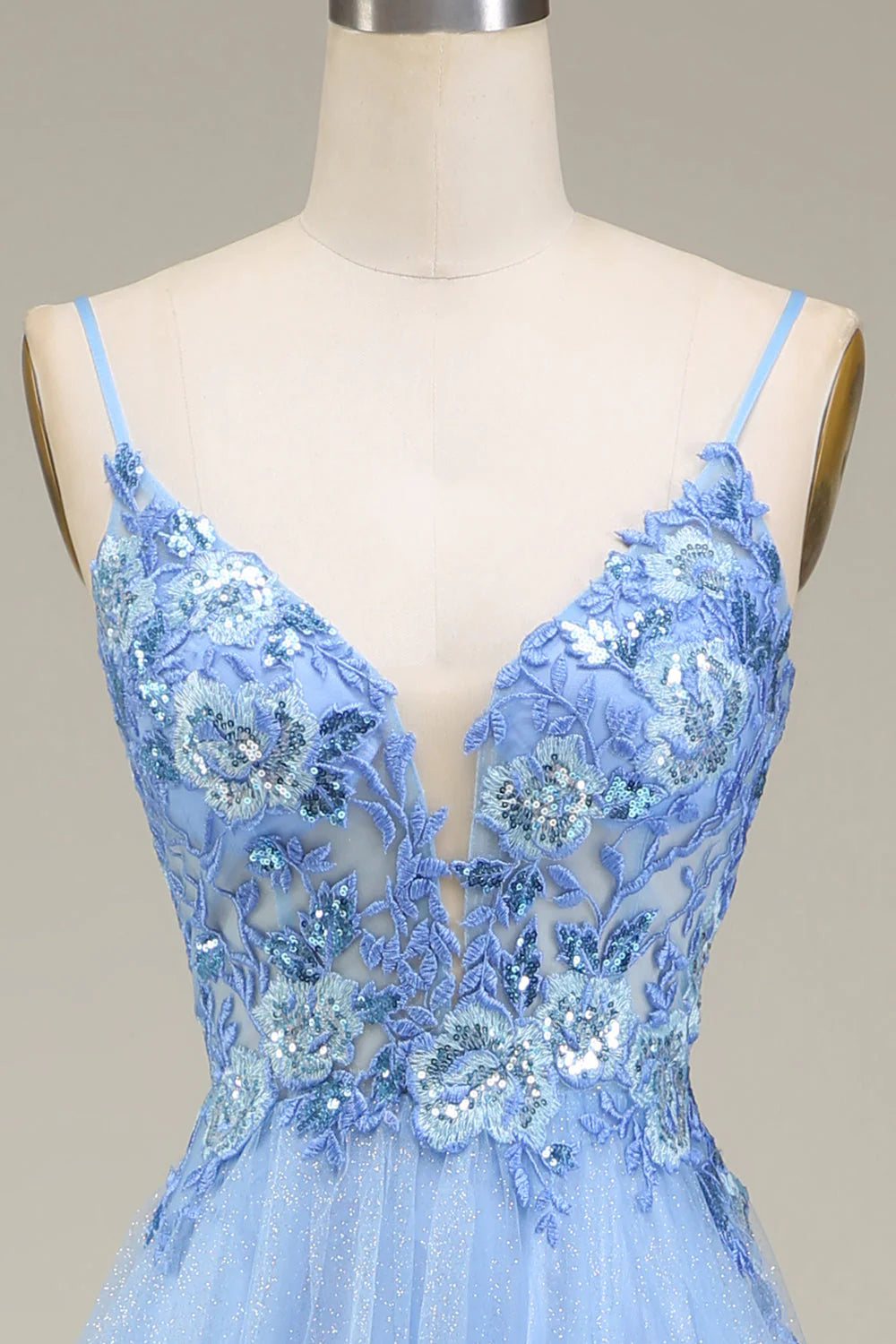 Vestido de fiesta de tul azul brillante con apliques