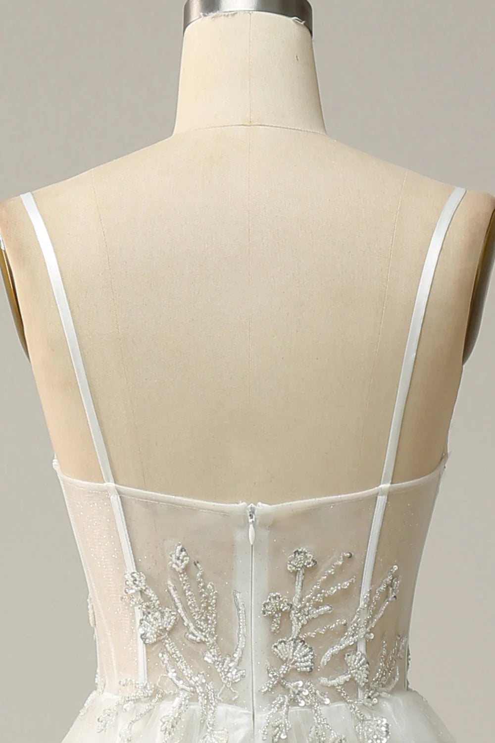 Vestido de novia largo blanco con tirantes finos y apliques en forma de A