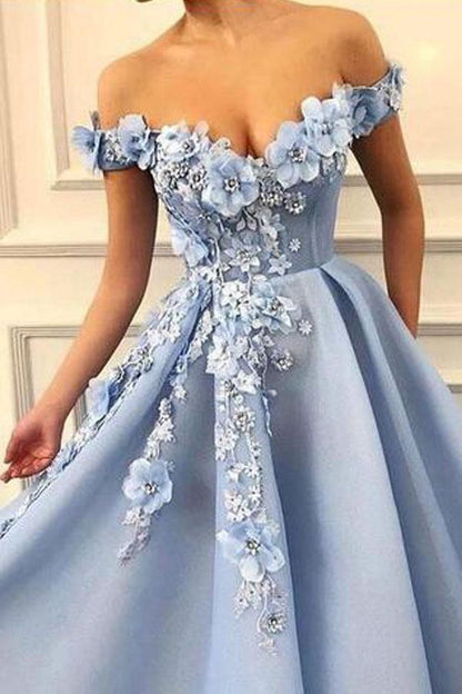 Hermoso vestido de fiesta largo con apliques de flores y hombros descubiertos
