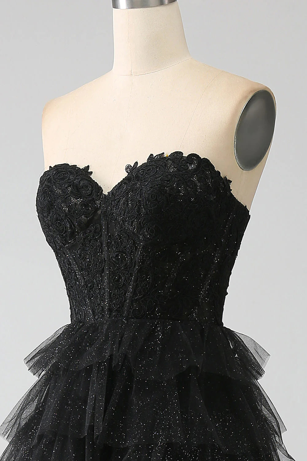 Vestido de fiesta con escote en forma de corazón y corsé negro con abertura y purpurina