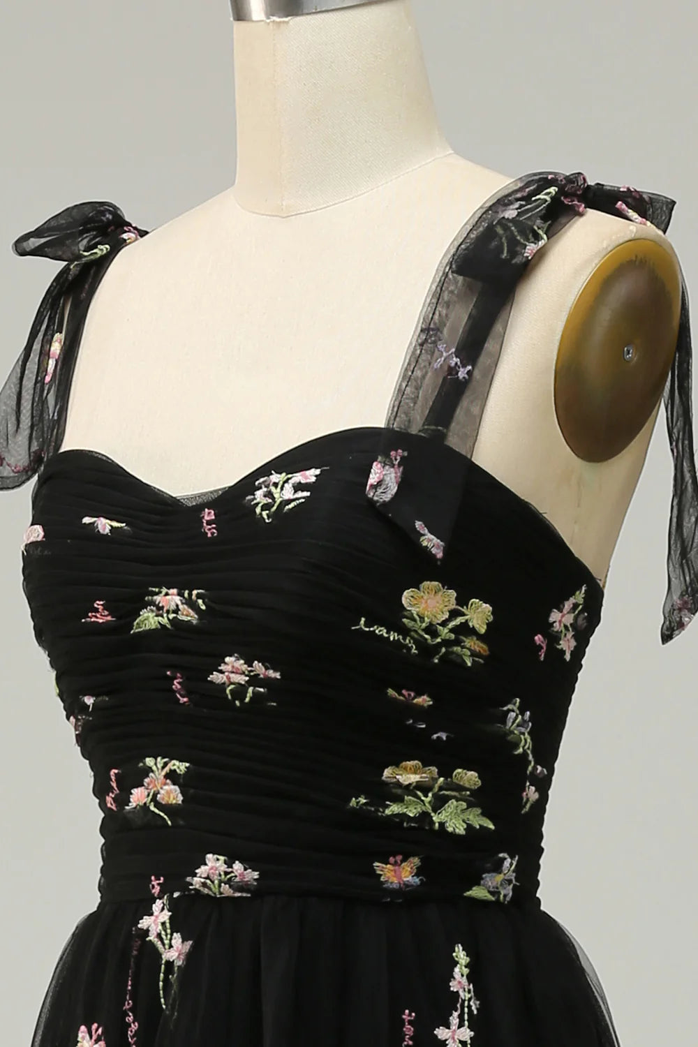 Vestido de fiesta color champán con tirantes finos y bordado en forma de A