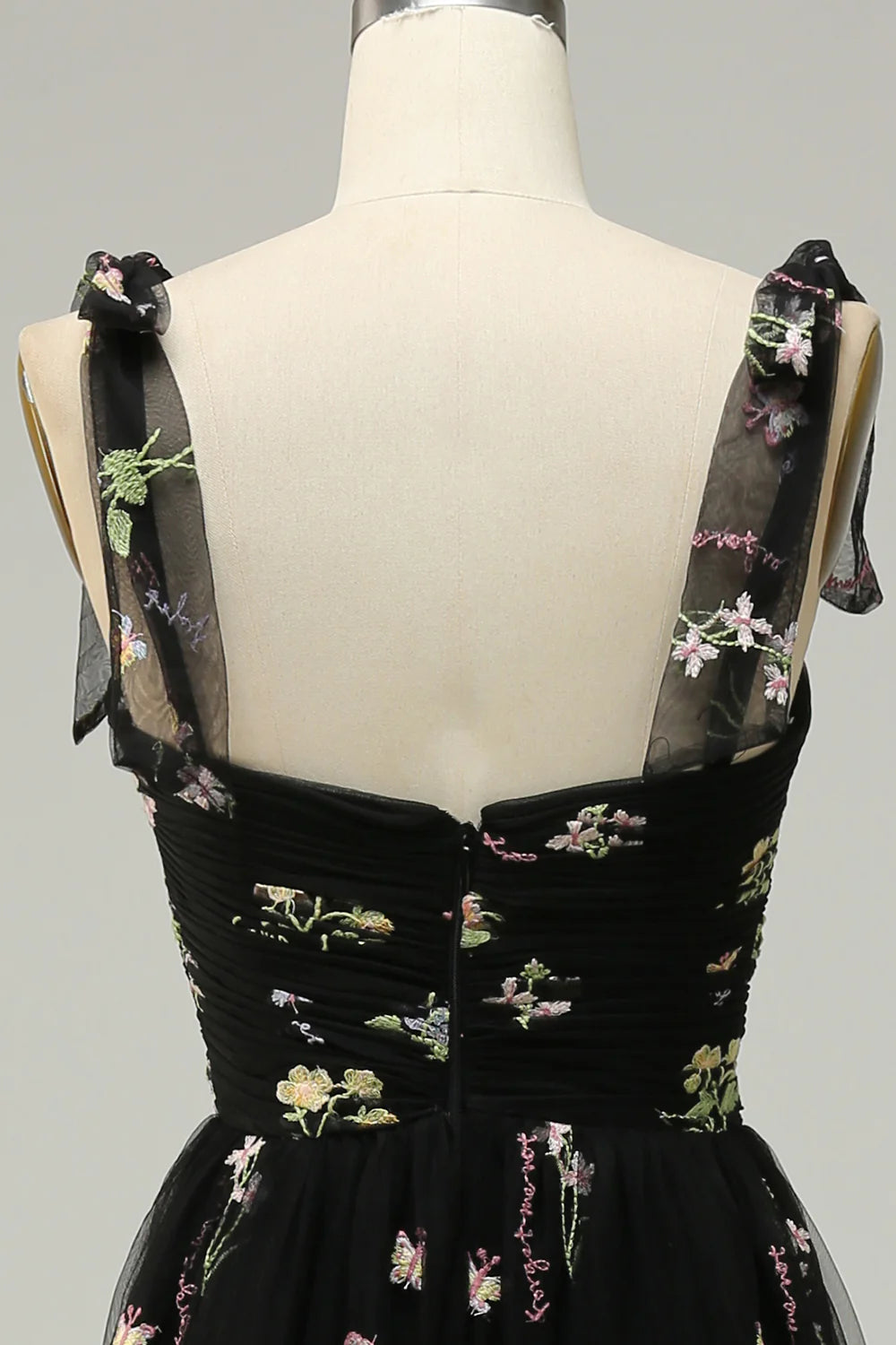 Vestido de fiesta color champán con tirantes finos y bordado en forma de A