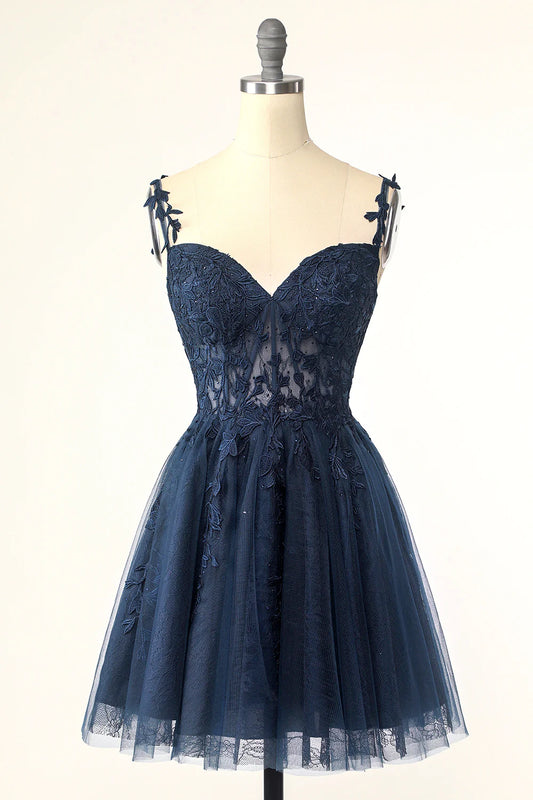 Marineblaues, kurzes Abschlusskleid mit Spaghettiträgern und Applikationen