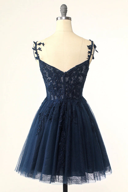 Vestido de graduación corto azul marino con tirantes finos y apliques