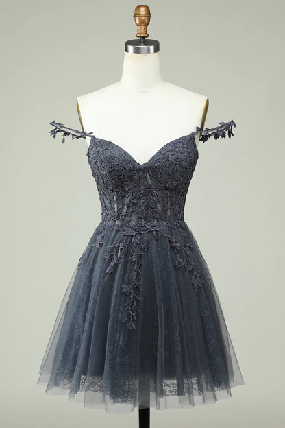 Vestido de graduación corto azul marino con tirantes finos y apliques