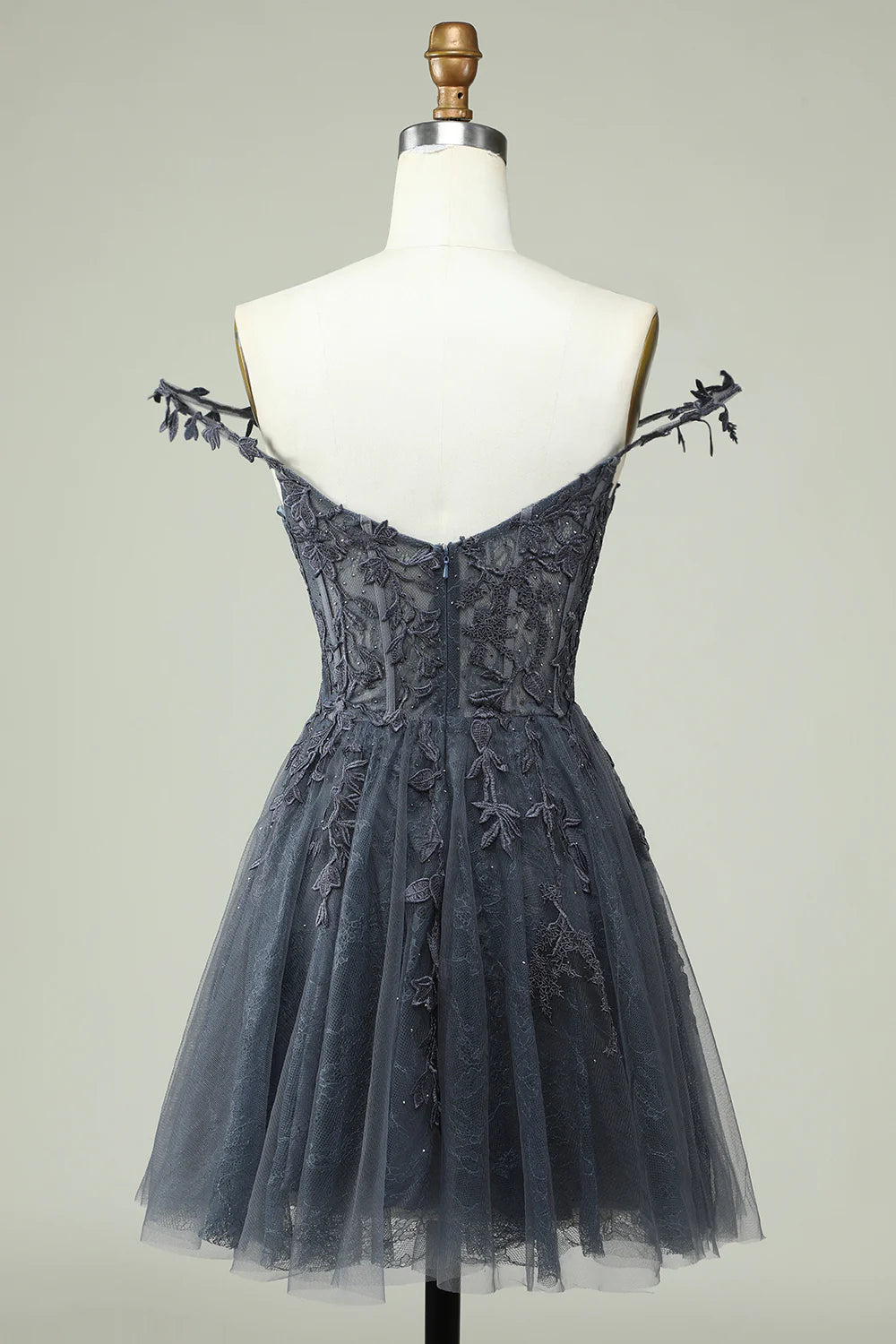 Vestido de graduación corto azul marino con tirantes finos y apliques