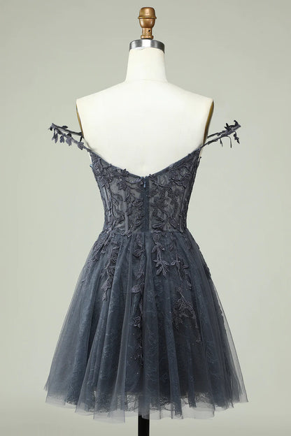 Vestido de graduación corto azul marino con tirantes finos y apliques