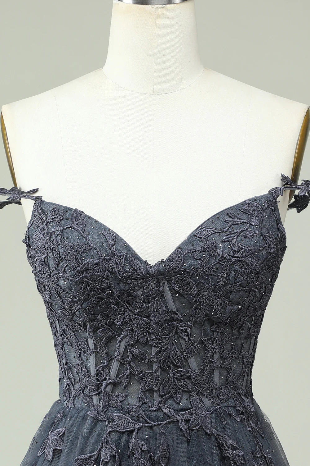 Vestido de graduación corto azul marino con tirantes finos y apliques