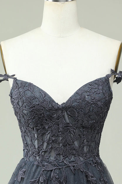 Vestido de graduación corto azul marino con tirantes finos y apliques