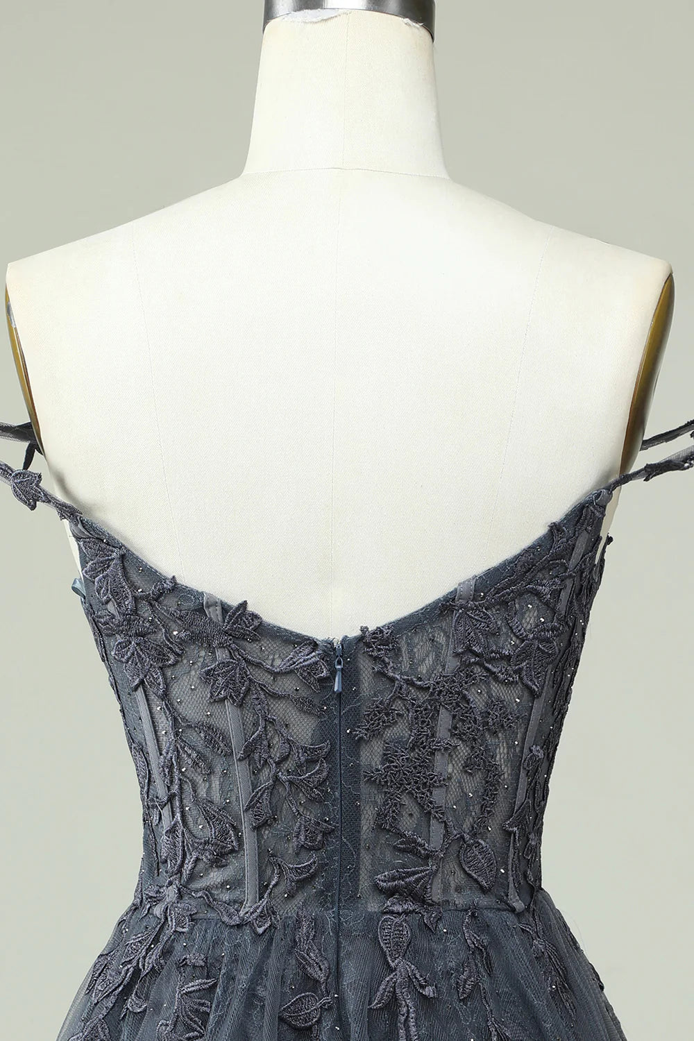 Vestido de graduación corto azul marino con tirantes finos y apliques