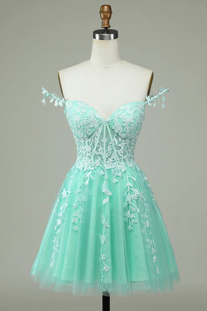 Vestido de graduación corto azul marino con tirantes finos y apliques