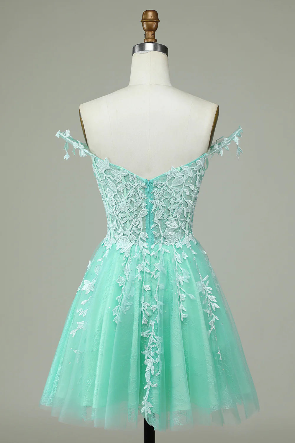 Vestido de graduación corto azul marino con tirantes finos y apliques