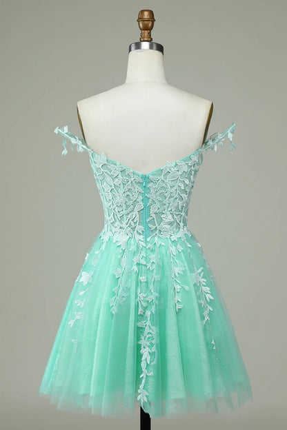 Vestido de graduación corto azul marino con tirantes finos y apliques