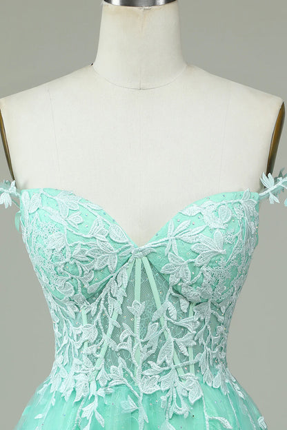 Vestido de graduación corto azul marino con tirantes finos y apliques