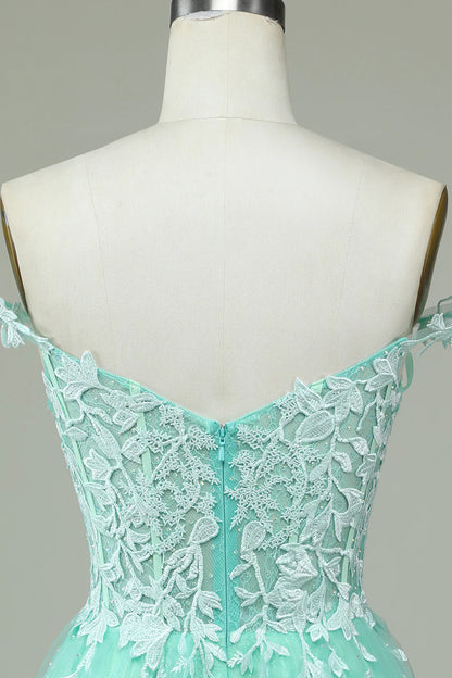 Vestido de graduación corto azul marino con tirantes finos y apliques