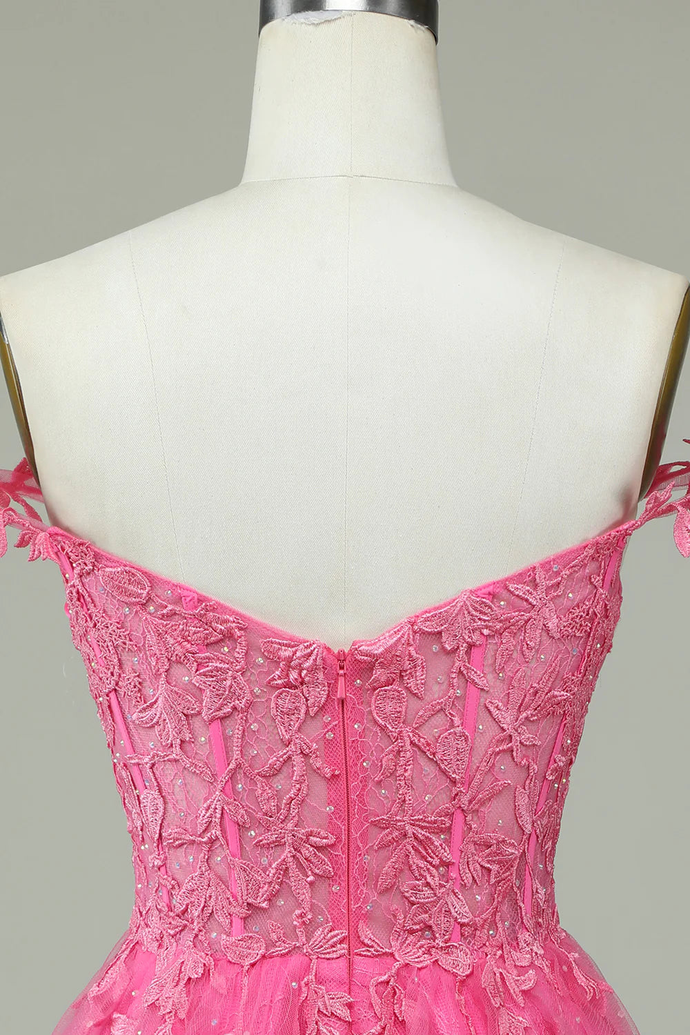 Vestido de graduación corto azul marino con tirantes finos y apliques