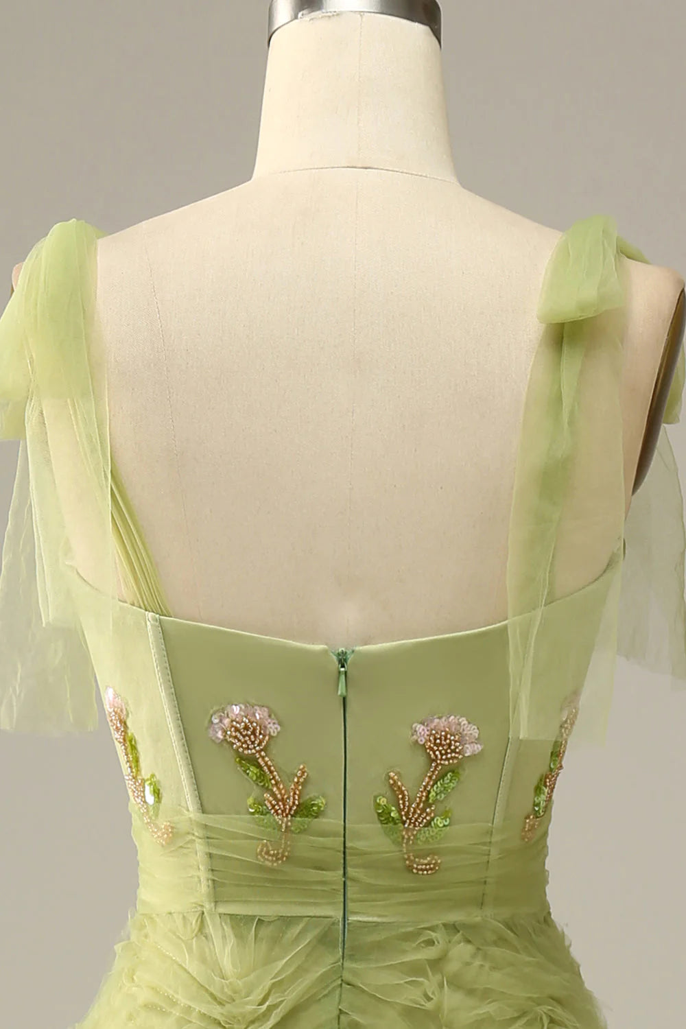 Vestido de fiesta verde claro de corte A con bordado