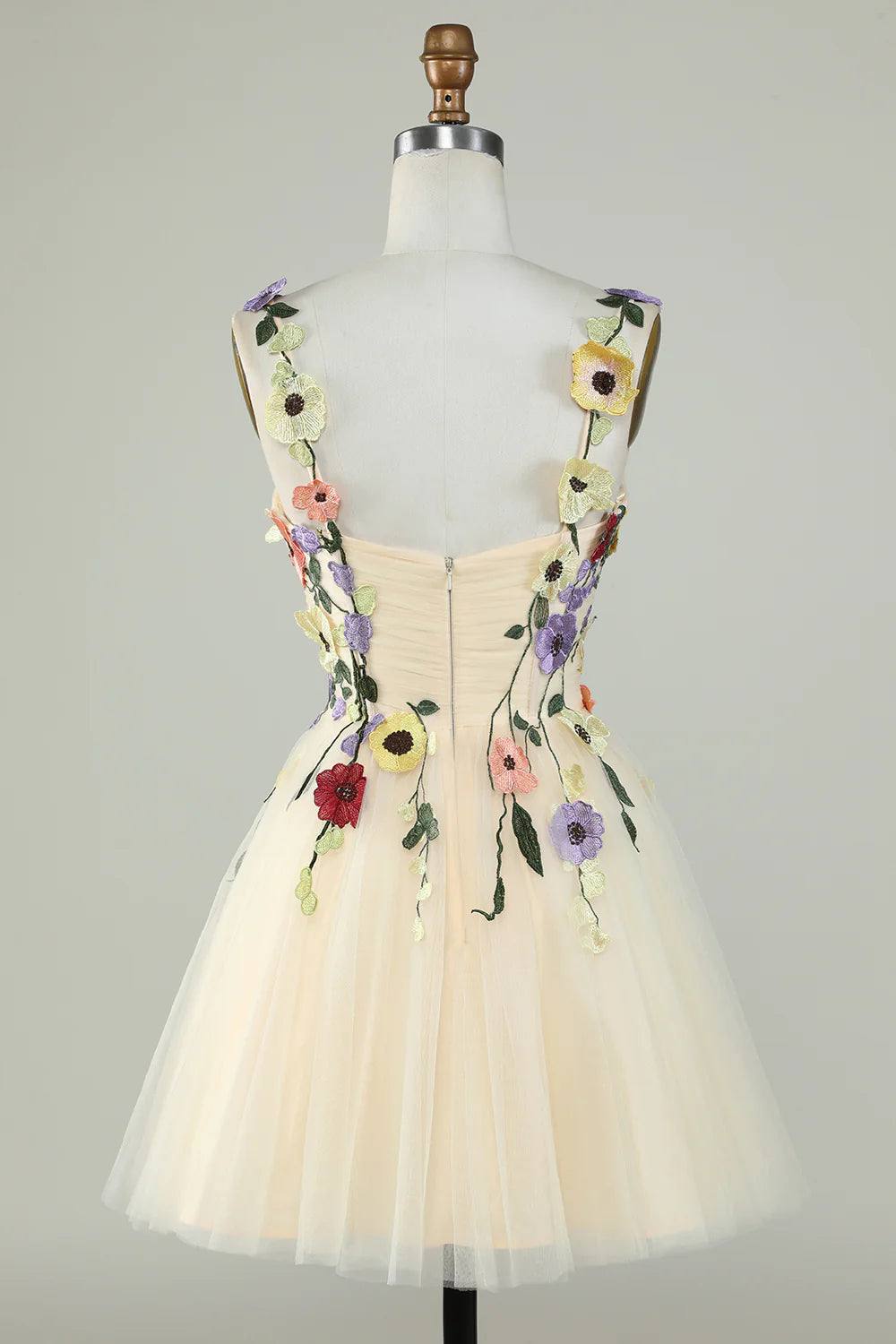 Vestido de graduación corto color champán con tirantes finos y apliques