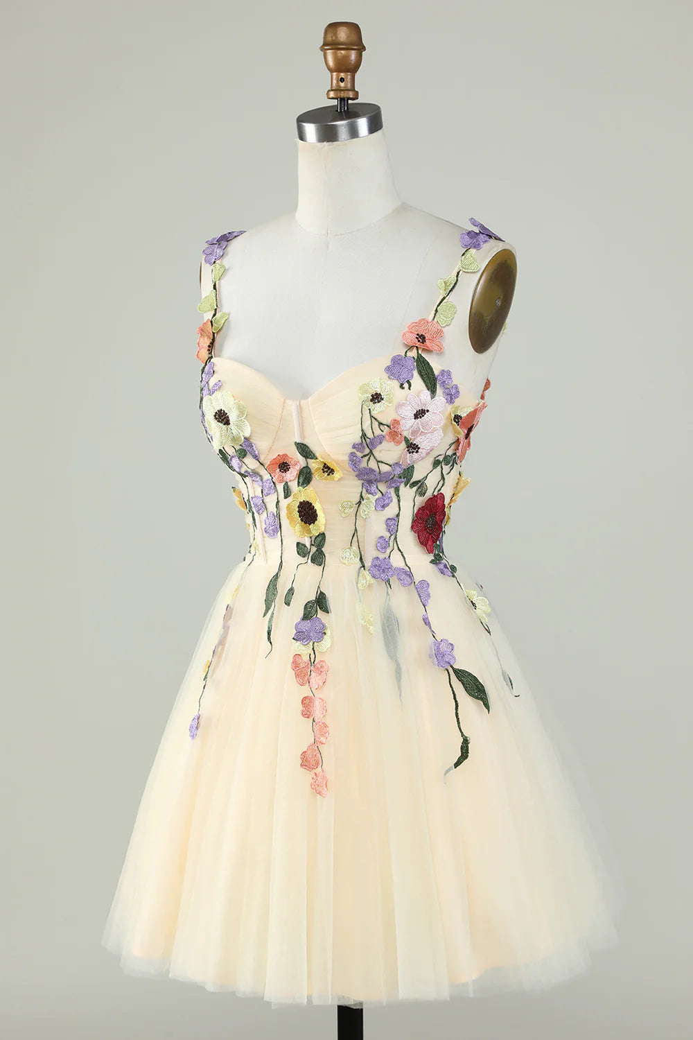 Vestido de graduación corto color champán con tirantes finos y apliques