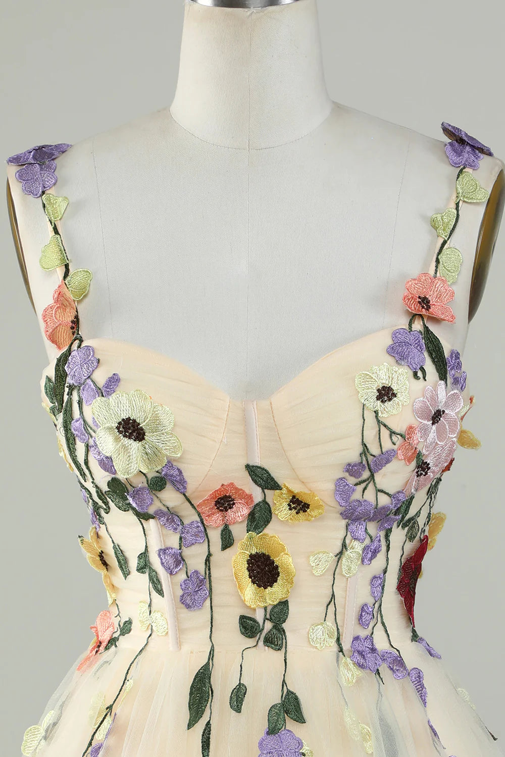 Vestido de graduación corto color champán con tirantes finos y apliques