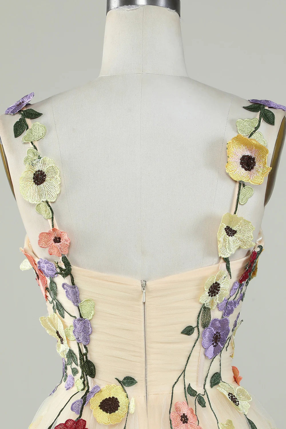 Vestido de graduación corto color champán con tirantes finos y apliques