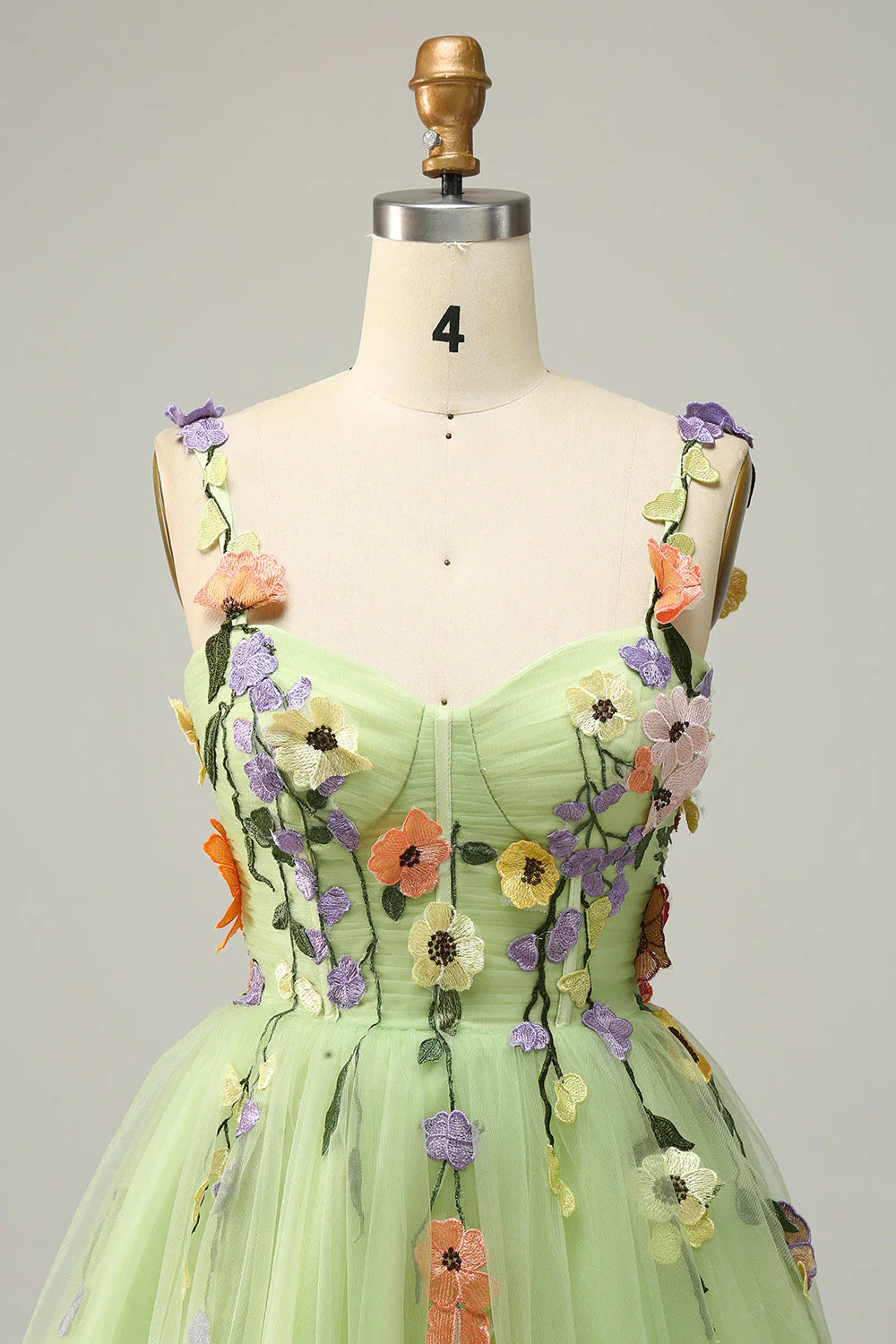 Vestido de graduación corto color champán con tirantes finos y apliques