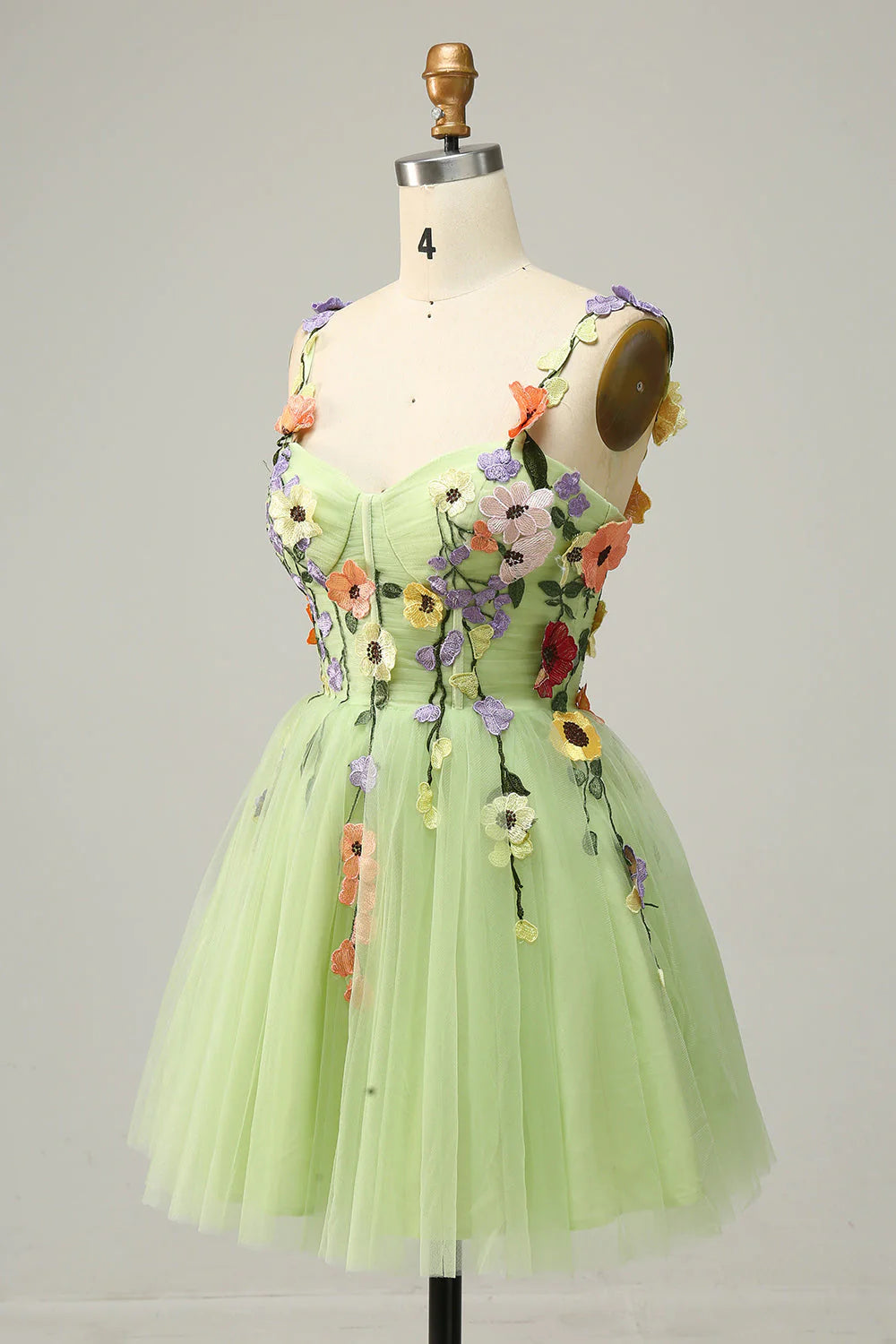 Vestido de graduación corto color champán con tirantes finos y apliques