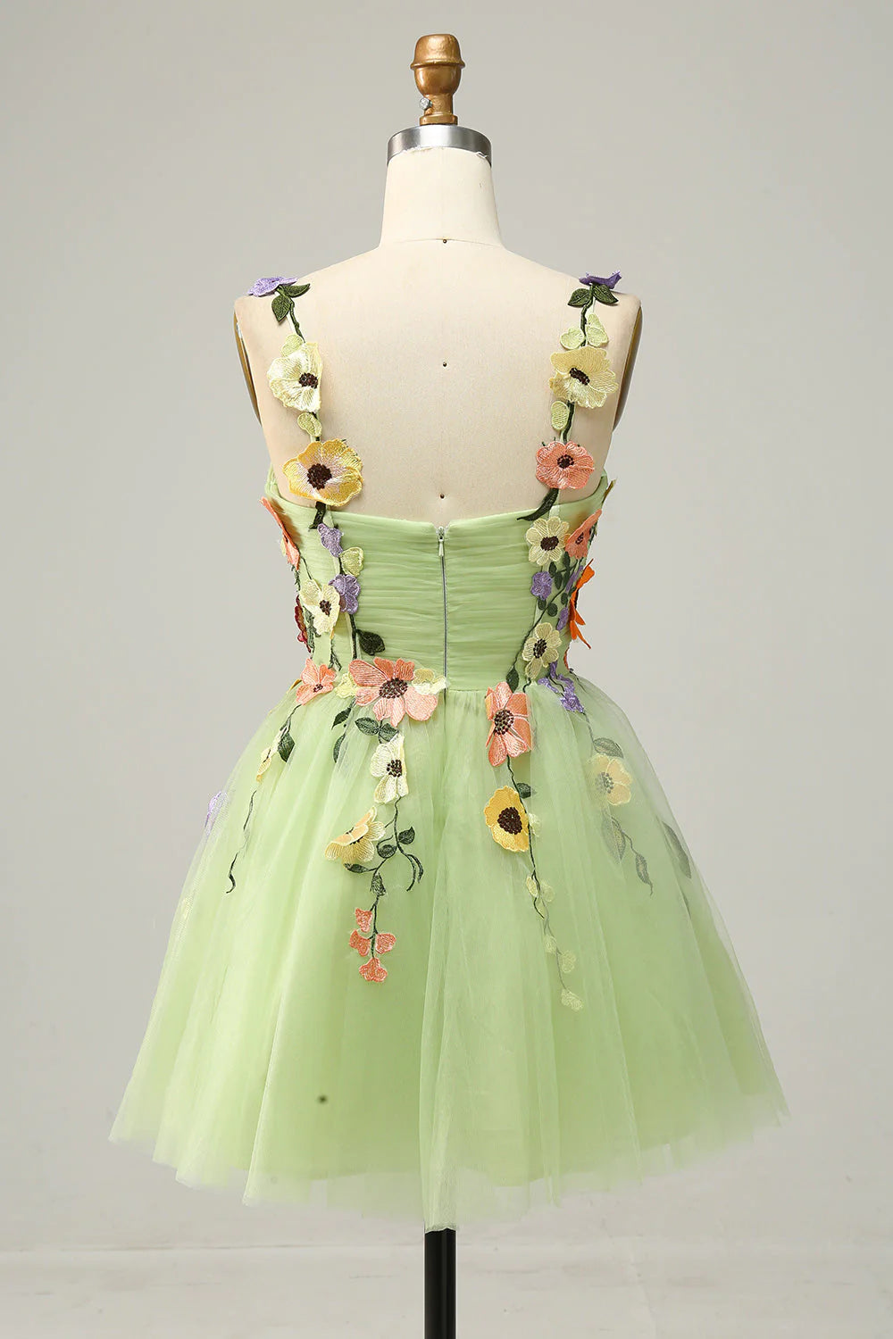 Vestido de graduación corto color champán con tirantes finos y apliques