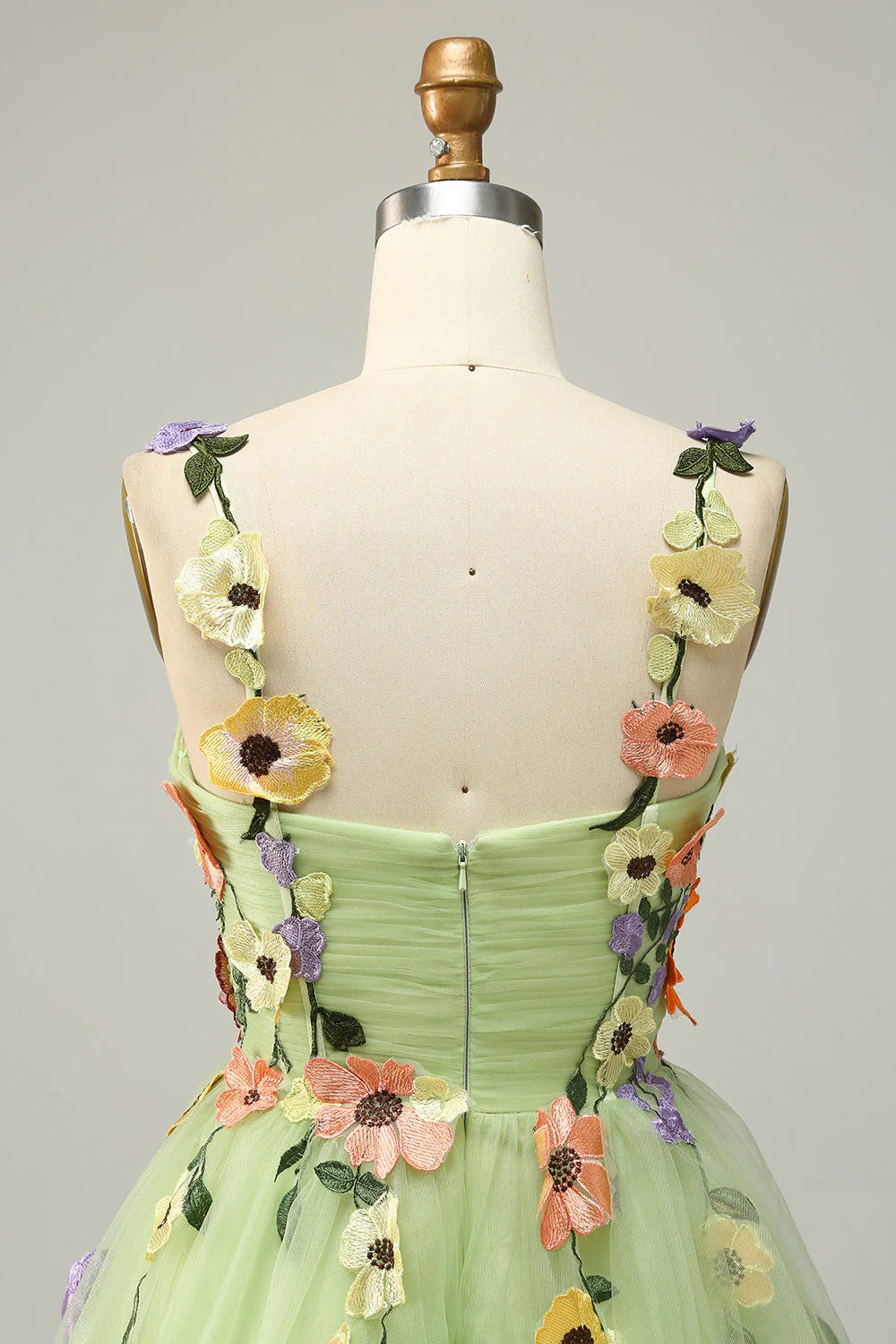 Vestido de graduación corto color champán con tirantes finos y apliques