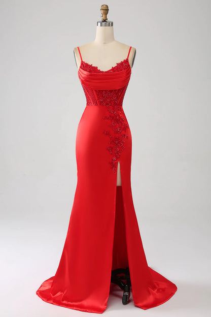 Vestido de fiesta rojo de satén con cuentas y corte sirena y abertura