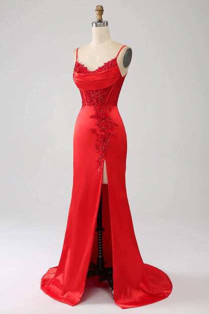 Vestido de fiesta rojo de satén con cuentas y corte sirena y abertura