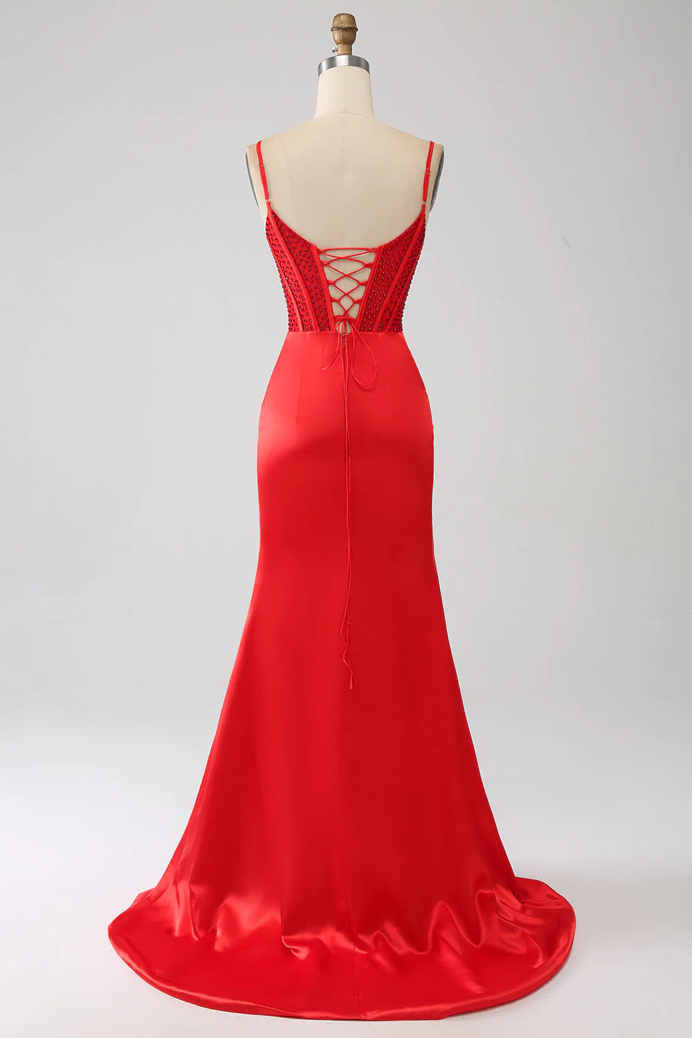 Vestido de fiesta rojo de satén con cuentas y corte sirena y abertura